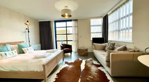 Beautiful Couples Retreat - FREE Parking & WiFi - 1 Minute walk to Poole Quay - Great Location - Free Parking - Fast WiFi - Smart TV - Newly decorated - sleeps up to 2! Close to Poole & Bournemouth & Sandbanks - Image 2