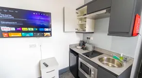 Impeccable 1-Bed Studio in Birmingham - Image 3