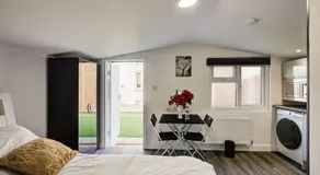 Luxury Studio Cabin - Central Location - Parking - Image 2