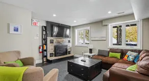 Executive-BBQ-Full-Kitchen-Washer-Dryer-Sauna-Backyard-Parking-Air-Conditioning - Image 4