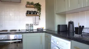 Stylish Heathrow Retreat 2-Bed Near Station - Image 5