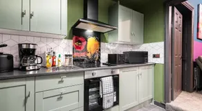 Hull Newland Avenue Group Stay 4BR TVs in All Rooms Vibrant - Cafes Restaurant Hull Uni - Image 5