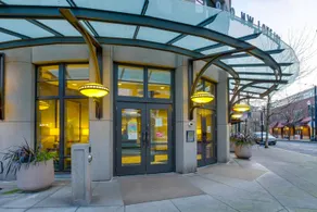 Modern Upgraded Apartment - fast wifi and parking! - Image 3