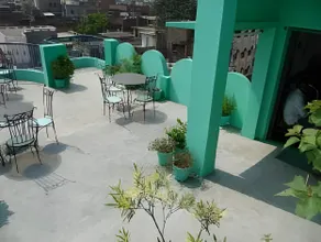 Sandhya Guest House Varanasi Near Ganga River - Image 3
