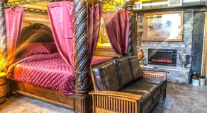 Samantha's Timber Inn - Image 3