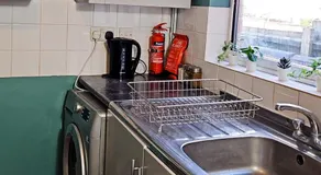 IVY GREEN HOUSE - STYLISH VALUE STAY, SLEEPS upto 7, LUXURY BEDS, CENTRAL, WIFI, NETFLIX, FREE PARKING - Image 3