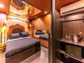 Love Hotel Avec Nuit Insolite au Dandy et Jacuzzi privatise - Image 2