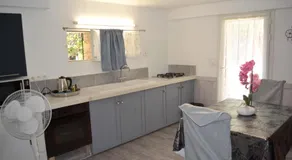 chambres d'hôtes en rez de villa piscine climatisation - Image 5