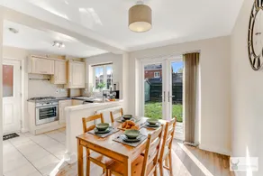 Stylish 3-Bedroom Home with Parking - Image 3