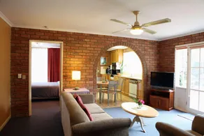 Summerhill Motor Inn - Image 2