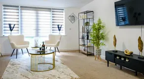 Serene Contractor Pad - Slough, Heathrow, Windsor - Free Parking- WiFi - Sleeps 6-7 - Image 2