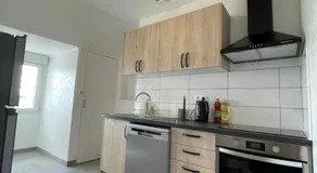 Appartement rénové tout équipé, centre ville, proche de la gare et commerce - Image 2