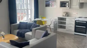 Town Center Beautiful 2 Bed Apartment - Image 2