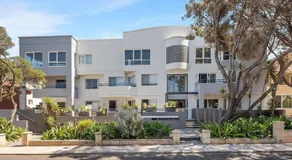 Beautiful, modern apartment seconds from beach - Image 3