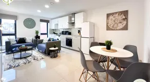 3 Bedroom Apt By ThreeThreeThreesProperty Short Lets & Serviced Accommodation Leeds With Wi-Fi & Parking - Image 3