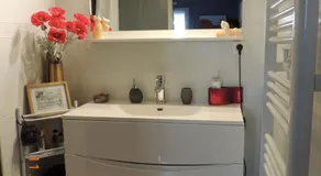 Les Coquelicots Chambre d' hote avec grand lit et salle d'eau privative pour une persone ou un couple - Image 4
