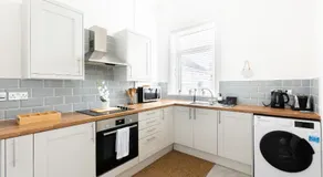 Judah Suites - Stylish 1BR Apartments with Parking & WIFI - Image 4