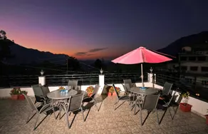 Mayur Hotel Bar And Restaurant - Image 3
