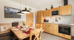 Appartement de vacances convivial et familial avec jardin, barbecue et terrasse | Vue jardin | Près des pistes de ski | Adapté au travail à distance - Image 2