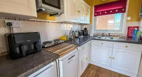 Beautiful Chalet In The Seaside Village Of Scratby, Norfolk Ref 51054S - Image 3