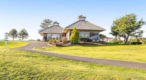 Cozy home with private hot tub near Ridge Trail and golf - Image 4