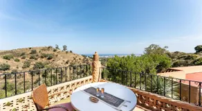 Villa « Cosy House Jacuzzi Wifi Piscine Vue » avec vue sur mer, Wi-Fi et climatisation - Image 5