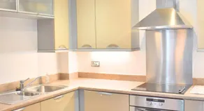 Chichester City Centre 2 Bedroom Flat I Ground Floor with Underground Parking I Chichester Holiday Properties - Image 5