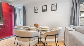 2BR City Centre Flat - Juliette Balcony - Sleeps 6 - Image 5