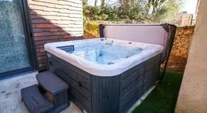 Bella, Jacuzzi Partagé & Parking avec Borne de Recharge Voiture Electrique - Image 2