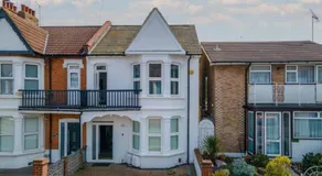 Stylish 3 Bed Seaside Apartment Central Southend Location & Steps from the Beach - Image 4