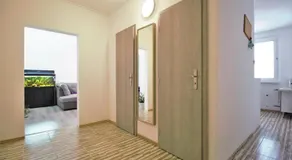 Cozy, bright room with free parking - Image 4