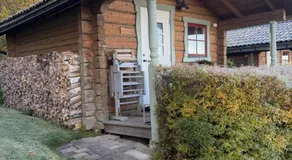 Timrad Stuga med dubbelsäng - bathroom and kitchen in main house - Image 5