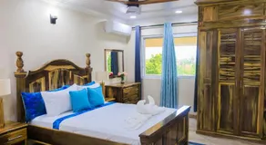 Sy Villa - Image 2