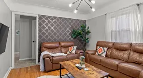3 Bedroom Fenced Backyard Pets Welcome Sleeps 6 - Image 2