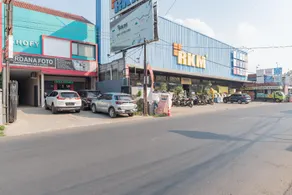 RedDoorz Syariah near Exit Toll Subang - Image 3
