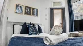 Stylish City Studio with Parking & Wi-Fi - Image 2
