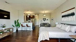 Cozy Downtown Loft with Balcony - Image 2