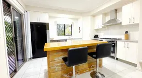 The Seahaven - Modern 5 Bedroom Family Home Close to Beach - Image 3