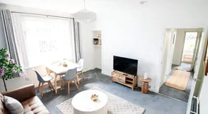 Stylish Apartment with Free Parking Near City and Bus Links - Image 2