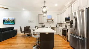 Stunning Modern and Fully-Upgraded 5 BR w Pool - Image 2