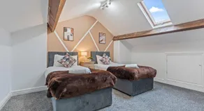 Stylish Modern 5BR Home by Hyped Properties Ideal for Contractors Relocators Longer Stay Near Centre & Golf Course with Parking - Image 2