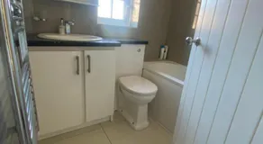 2 Bed City Center Apartment Near Station with Parking - Image 4