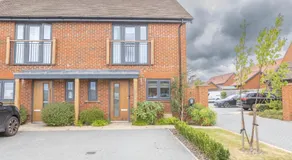 Bensons Hill - Stylish 2-Bed Home with Garden & Parking - Image 4