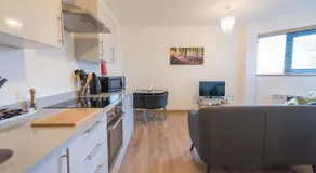 The Quadrant Apartments - Free Parking - Near M4 J16 - By Hamilton Grace - Image 5