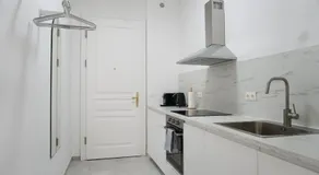 Vibrant Design Apartments - Full Kitchen - Wi-Fi - 18 Mins to City Centre - Image 3