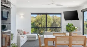 'The Bay Escape' Opossum Bay a beach side suburb 40 mins to city - Image 4