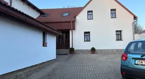 Podkrovní garsonka s parkováním zdarma - Image 4
