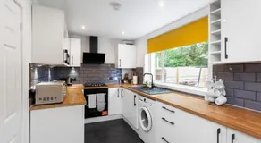 The Urban Nest - Vibrant 3 Bed Home with Garden - Image 5