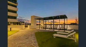Breakfast & Dinner Included - Top-Floor Apartment Maroochydore CBD - Image 3