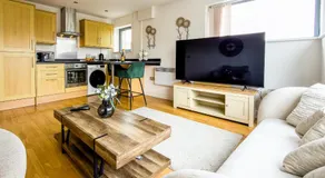 Cozy 2 bed flat by seafront - Image 4